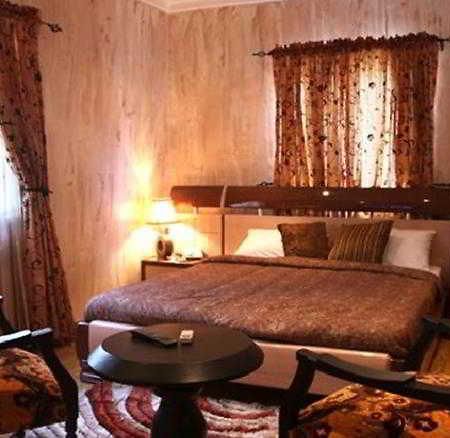 Charlies Place And Suites Lagos Dış mekan fotoğraf