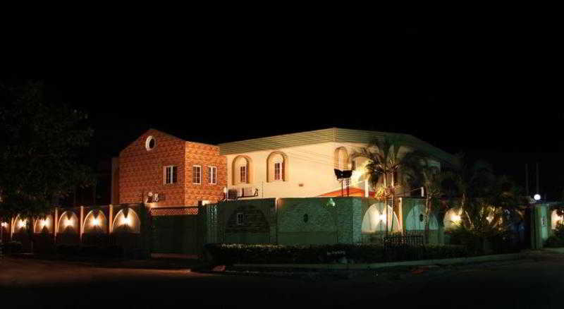 Charlies Place And Suites Lagos Dış mekan fotoğraf