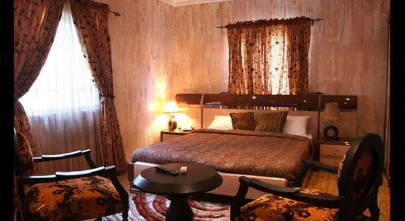 Charlies Place And Suites Lagos Dış mekan fotoğraf